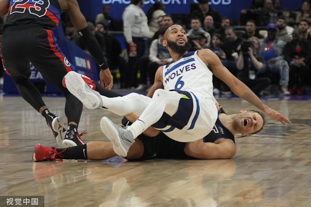 埃贝尔：雅克松目前在慕尼黑，现在的情况是我们必须送他回去